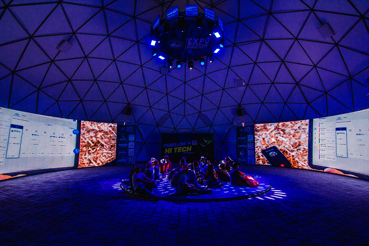 Personas en el centro del Pabellon Hi Tech con audiencia de la Expo Agroalimentaria 2025